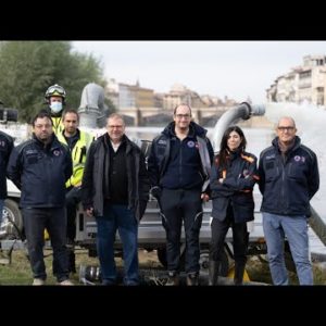 Idrovore in azione sull'Arno per un'esercitazione di Protezione civile