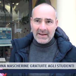 2022-01-07 FORTE DEI MARMI - AUSER DONA MASCHERINE GRATUITE AGLI STUDENTI